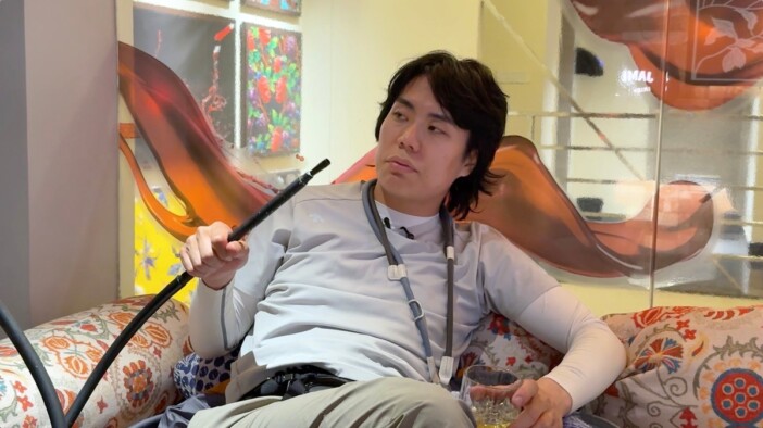 くるま、異国で相方へ想いを馳せる「子どもが生まれたんすよ」『世界の果てに、くるま置いてきた』8話