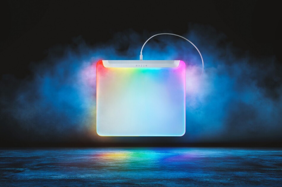 鮮やかにデスクを彩るゲーミングマウスパッド 『Razer Firefly V2 Pro