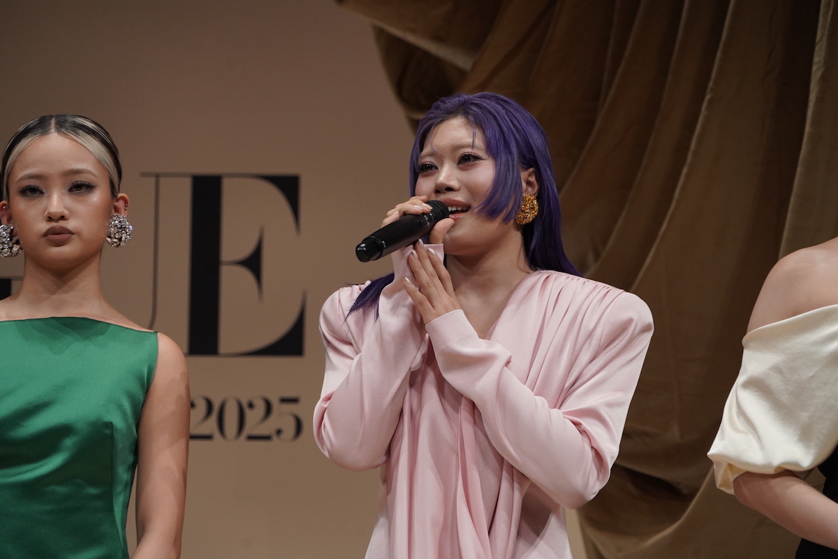 HANA、ゴージャスなドレスで大躍進の1年を振り返る 初のホールツアーに