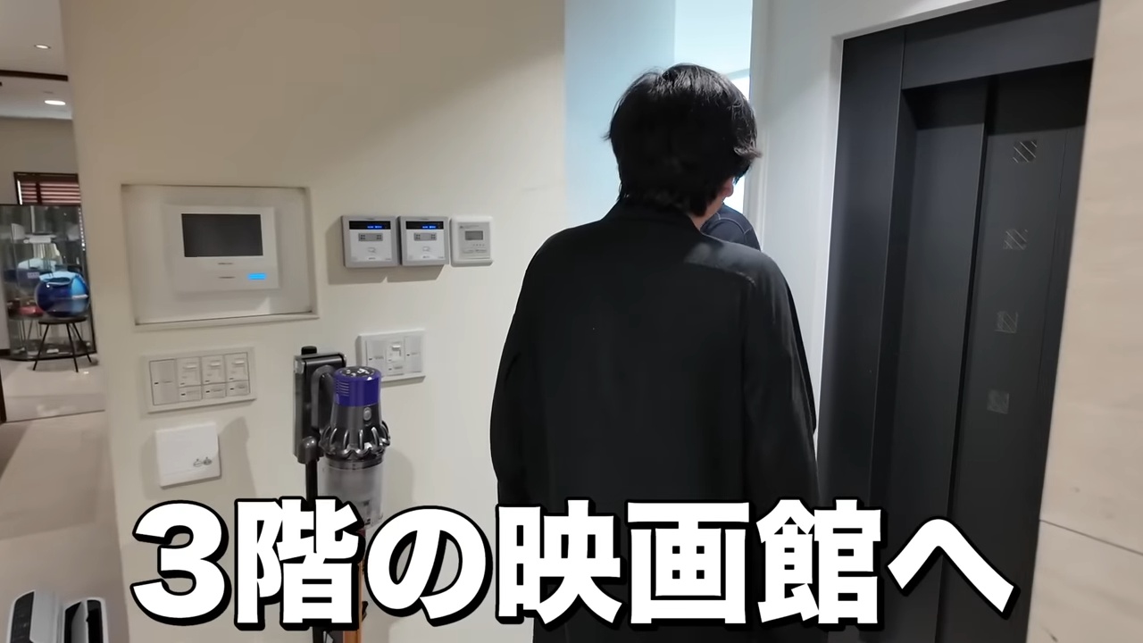 はじめしゃちょー、5億円豪邸に細田守監督を招待の画像