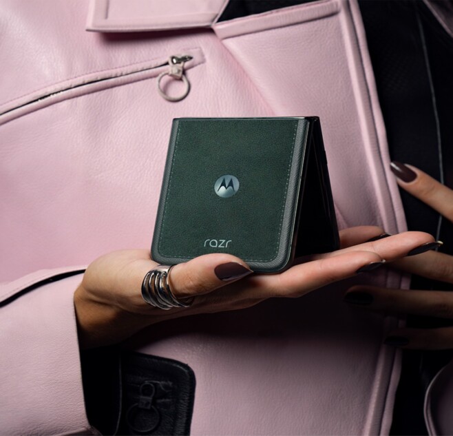 モトローラ折りたたみスマホ最上位が登場