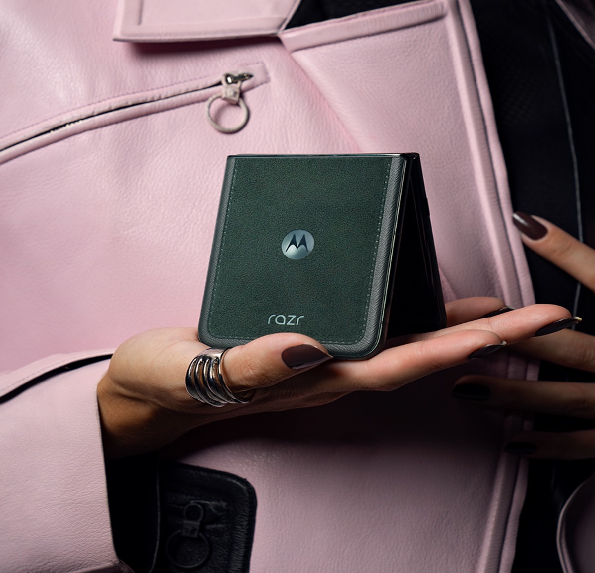 モトローラ折りたたみスマホ最上位が登場