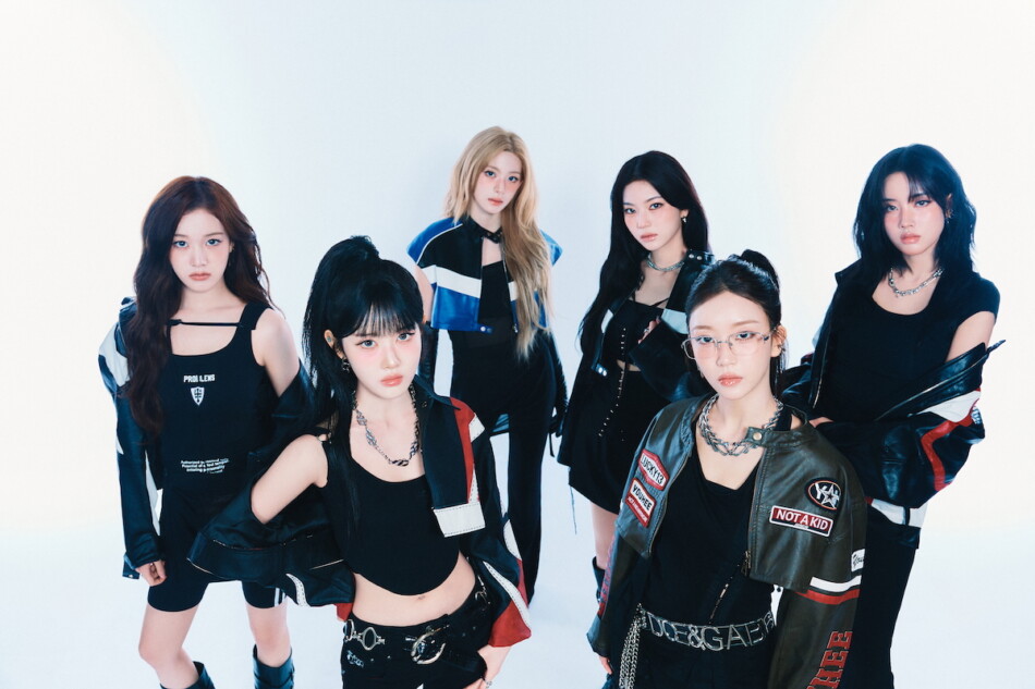 STAYC、1stアルバム『STAY ALIVE』リリース前日にショーケースライブ