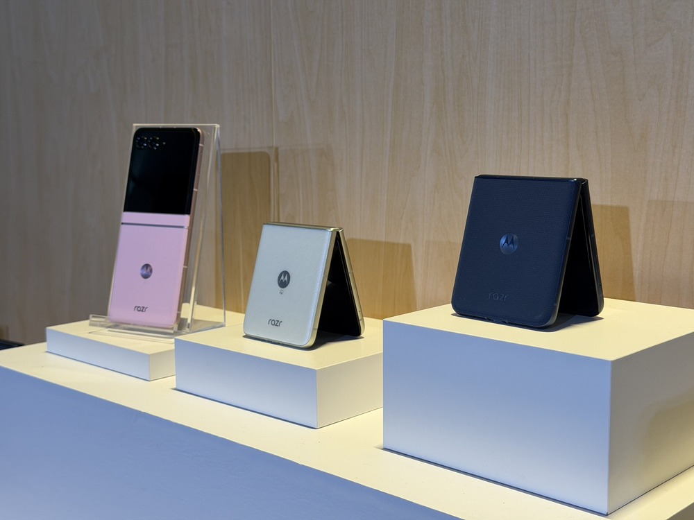 折りたたみスマホの展示