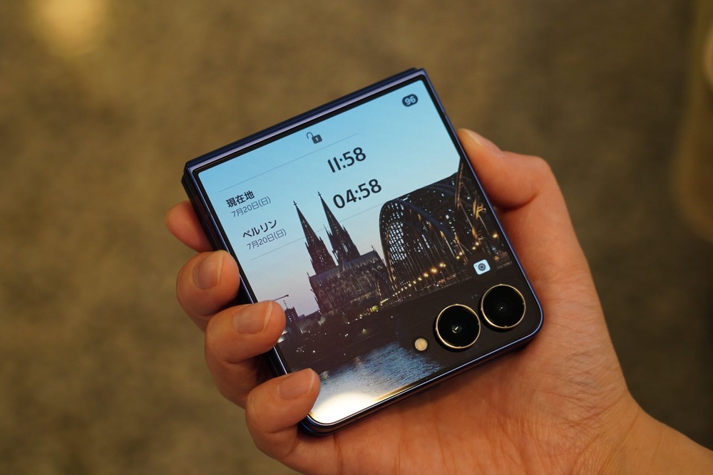 折りたたんだ状態でのホーム画面