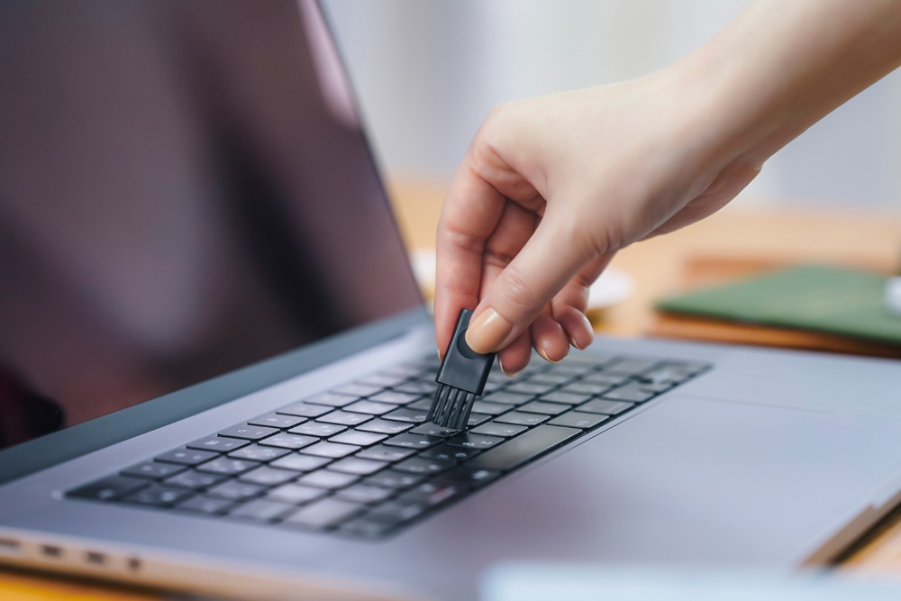 隙間ブラシで小さなゴミも取れる