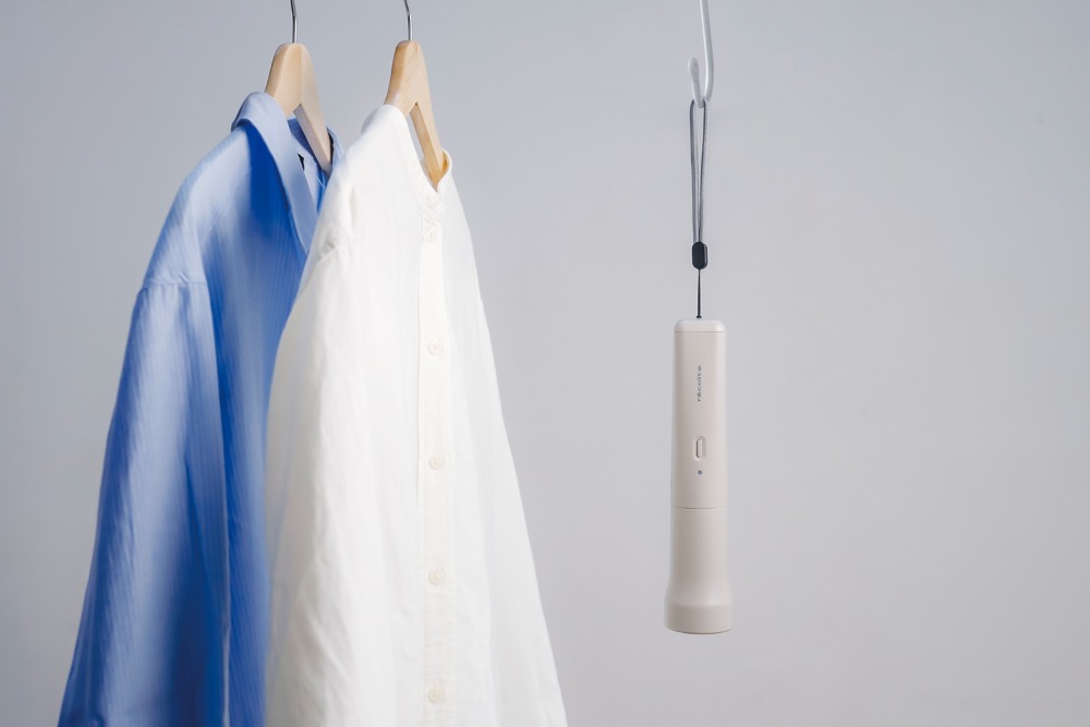 ストラップを付けてフックに掛ける