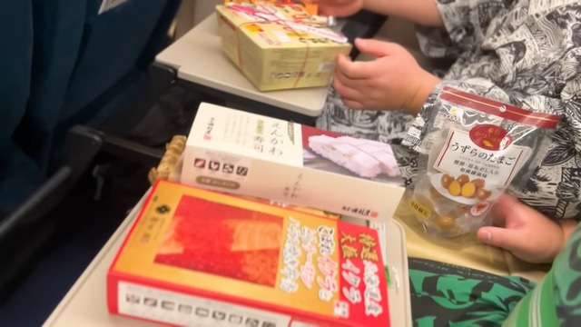 立浪部屋の力士が食べる駅弁