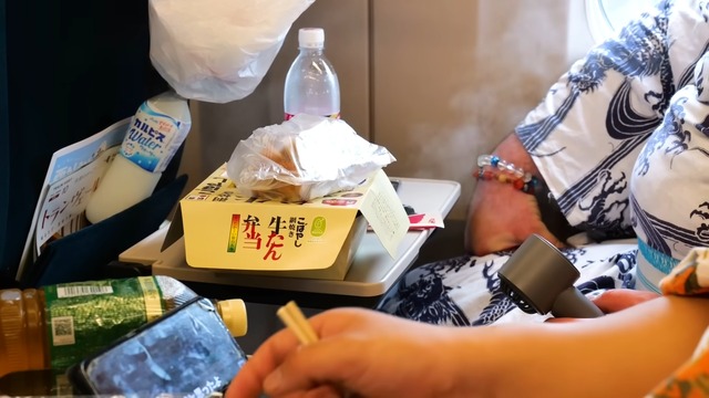 立浪部屋の力士が食べる駅弁