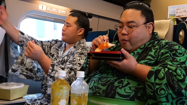 立浪部屋の力士が食べる駅弁
