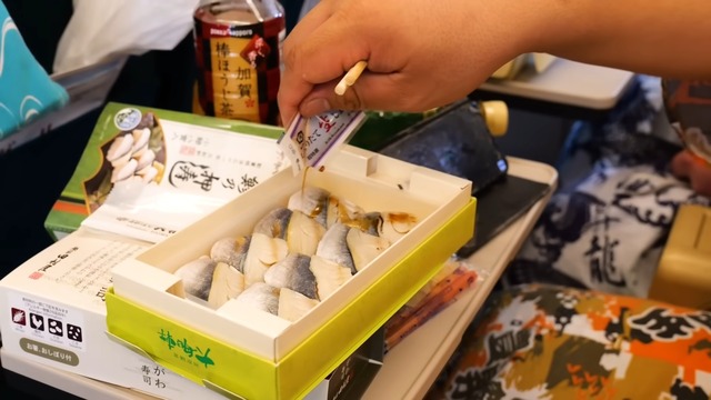 立浪部屋の力士が食べる駅弁