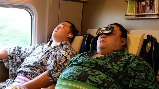 立浪部屋の力士が食べる駅弁