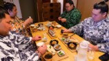 立浪部屋の力士が食べる駅弁