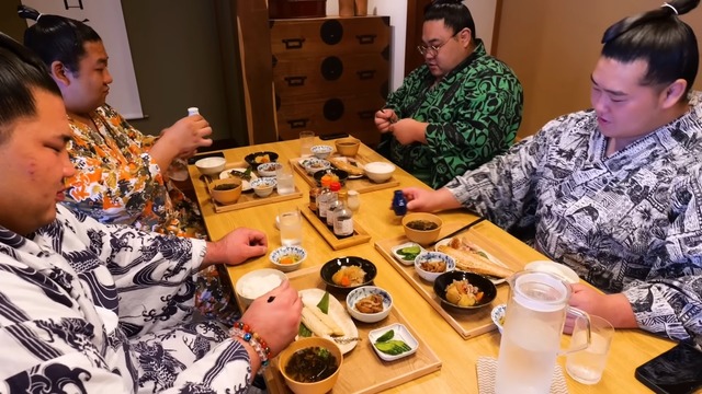 立浪部屋の力士が食べる駅弁