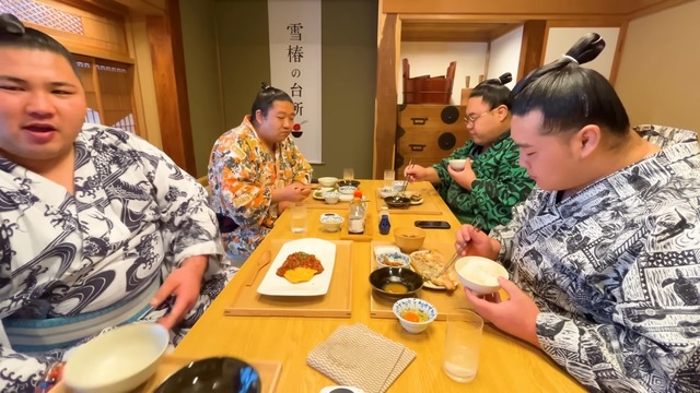 立浪部屋の力士が食べる駅弁