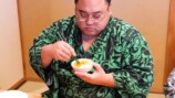 立浪部屋の力士が食べる駅弁