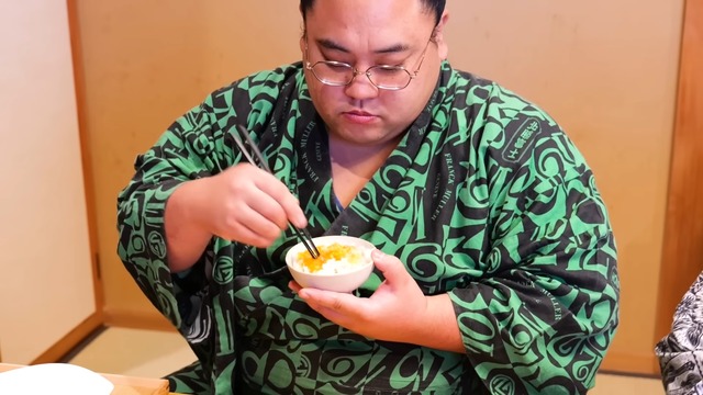 立浪部屋の力士が食べる駅弁