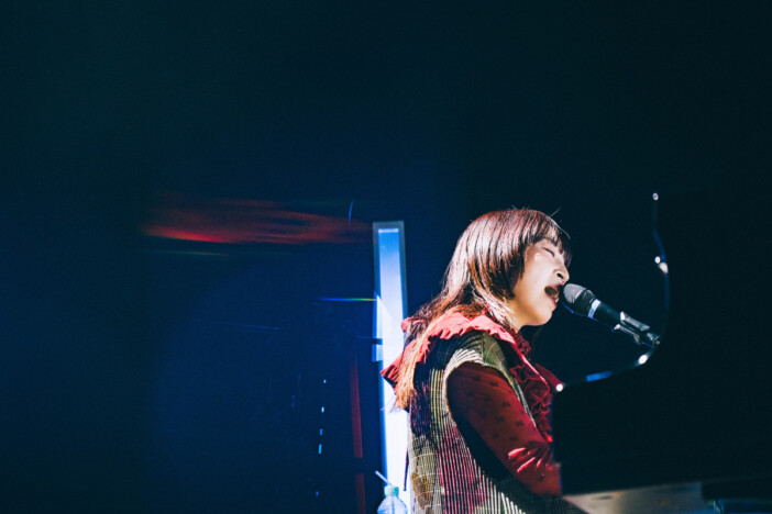 ヒグチアイのステージは“埋もれた物語”を照らし出す　歌とピアノで人生を祝福したソロツアー初日公演