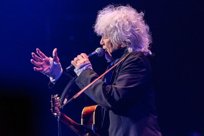 玉置浩二、故郷楽団と共に10年歩んだ音楽巡礼の旅 “聖地”に響かせた美しく荘厳な歌声