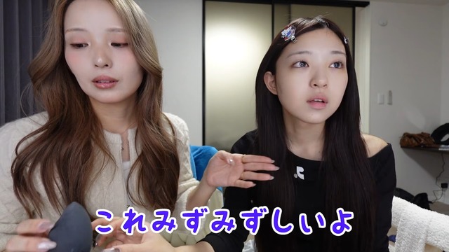 母のメイクに挑戦するみなみ