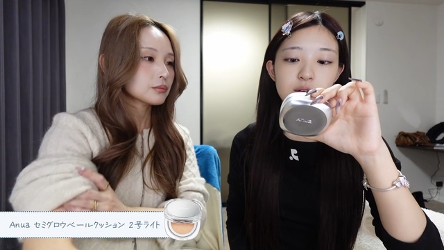 母のメイクに挑戦するみなみ