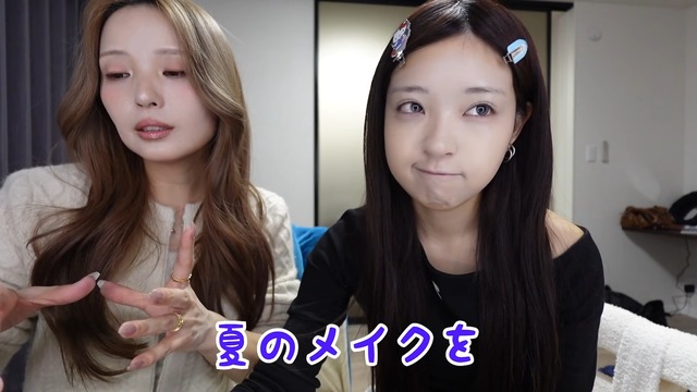 母のメイクに挑戦するみなみ