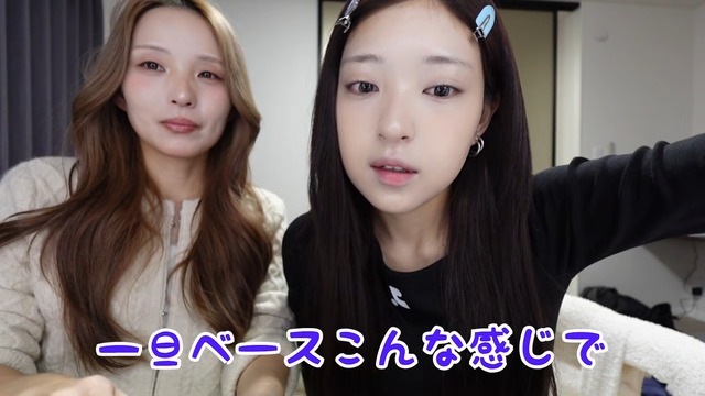 母のメイクに挑戦するみなみ