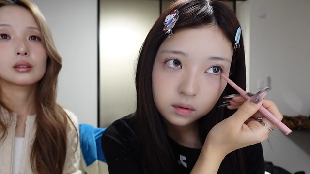 MINAMI、若すぎる母親と“共同作業メイク”の画像