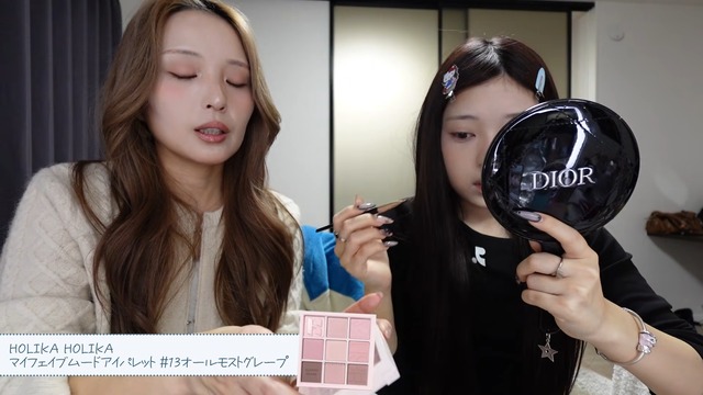 母のメイクに挑戦するみなみ