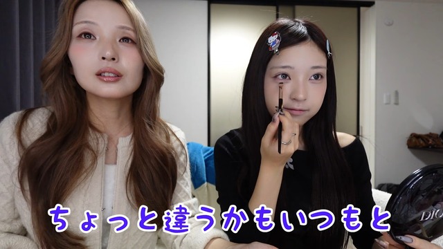 母のメイクに挑戦するみなみ