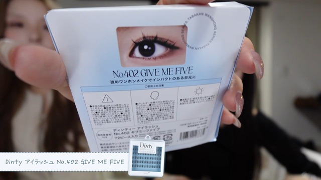 母のメイクに挑戦するみなみ