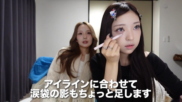 母のメイクに挑戦するみなみ