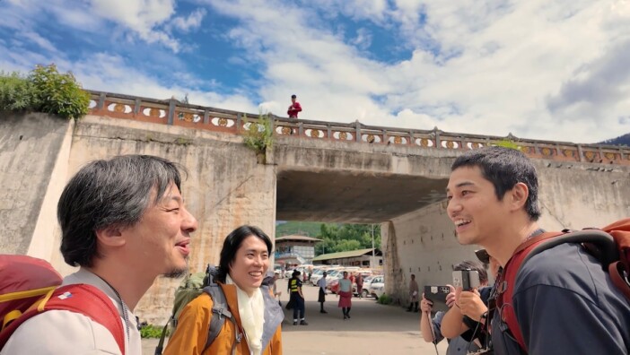 くるまとひろゆきの前に東出が登場 熱烈ハグに「最終回?」『世界の果てに、くるま置いてきた』10話