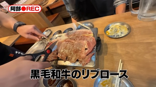 『大阪焼肉・ホルモン ふたご』を満喫する目黒と阿部
