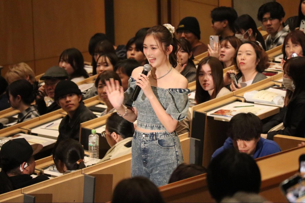 講堂に現れるゆうちゃみ