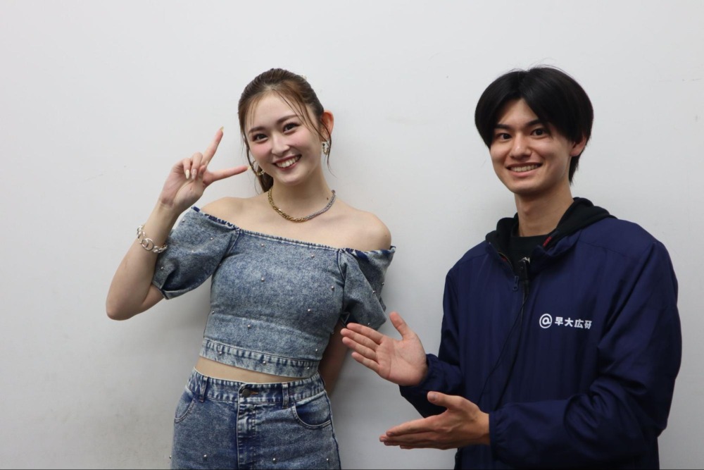 個別インタビューを受けるゆうちゃみ