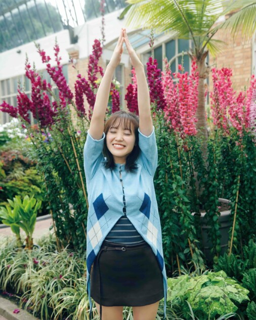 櫻坂46 松田里奈、オークランドの植物園で「お花ポーズ」 1st写真集