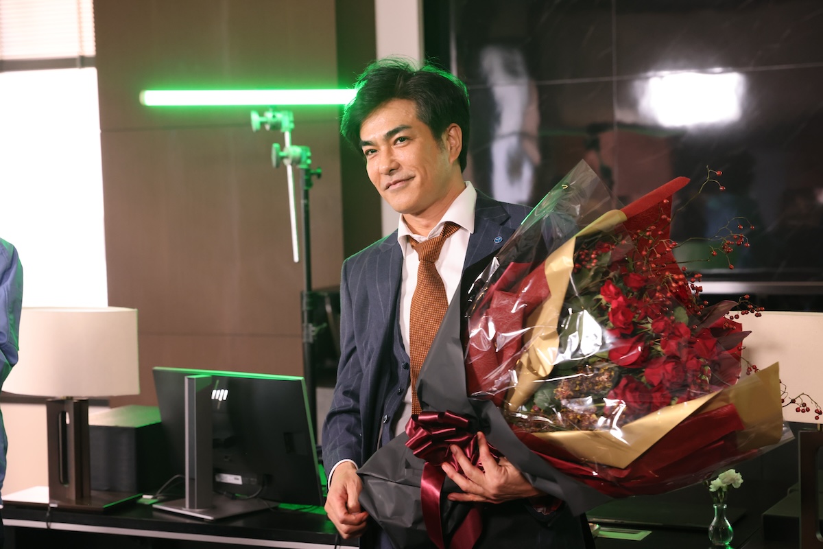 『ESCAPE』北村一輝がクランクアップ