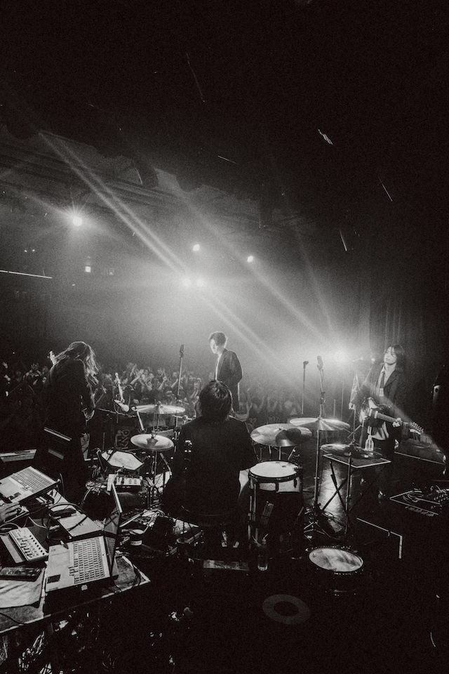 LET ME KNOW ライブ写真