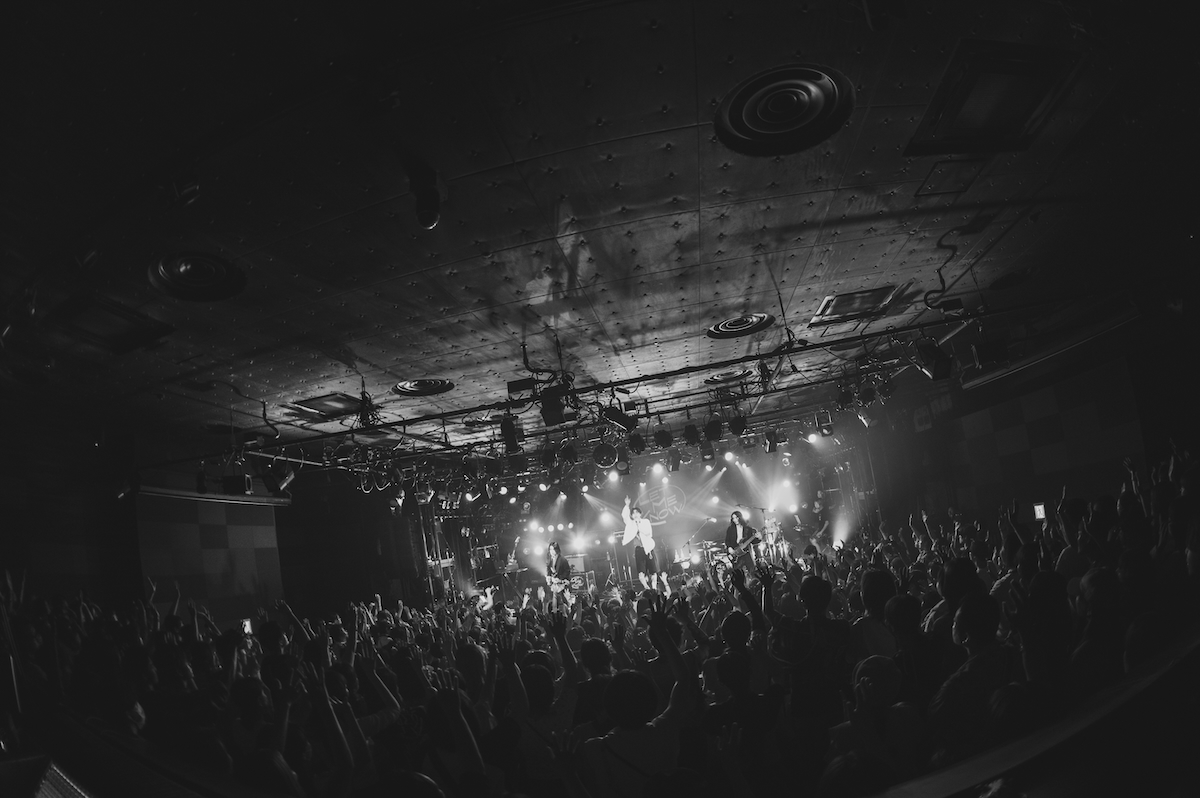 LET ME KNOW ライブ写真