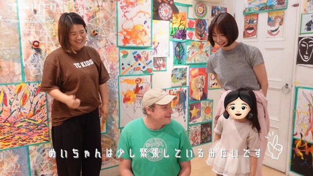 娘と親子アートに挑戦する篠田麻里子