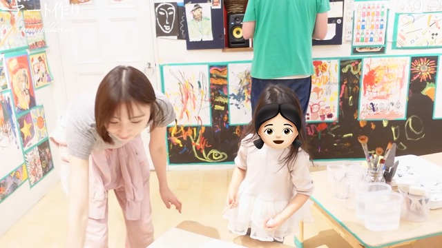 娘と親子アートに挑戦する篠田麻里子
