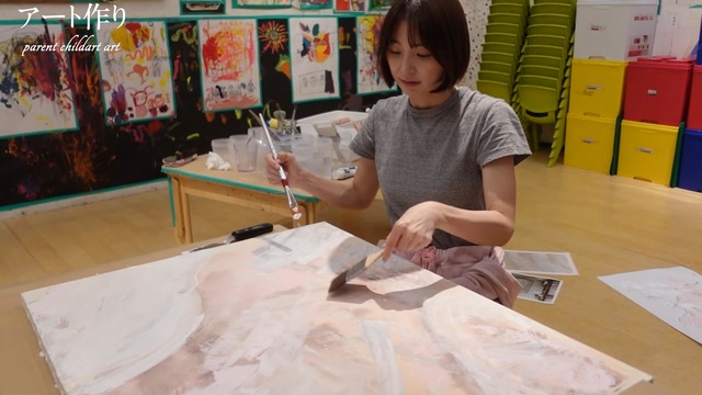 娘と親子アートに挑戦する篠田麻里子