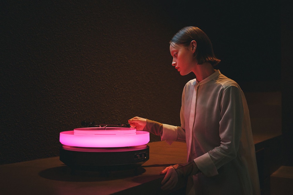 『Hotaru』に触れる様子