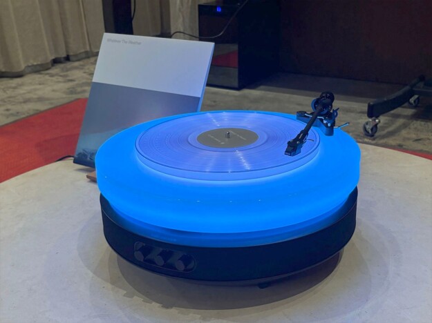 光をまとったレコードプレーヤーが、一味違った音楽体験を演出　 オーディオテクニカの新型ターンテーブル『Hotaru』とは