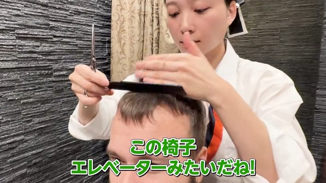 日本の床屋に感動する外国人YouTuber