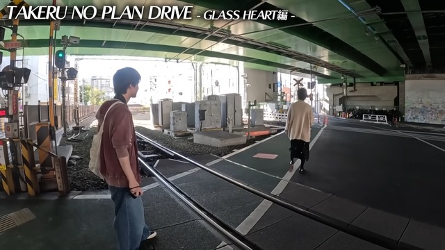 『グラスハート』の再現をする佐藤健と神木隆之介