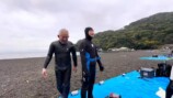 海中で魚を撮影する濱口優