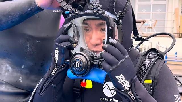 海中で魚を撮影する濱口優