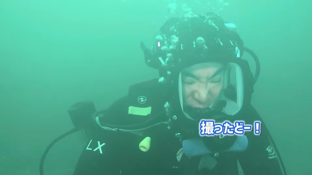 海中で魚を撮影する濱口優